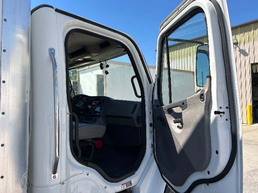 Medium Duty Box Truck-Light and Medium Duty Trucks-Freightliner-2018-M2-Hueytown-AL-134,502\n\t\tmiles-$ 43,250 - Image 17