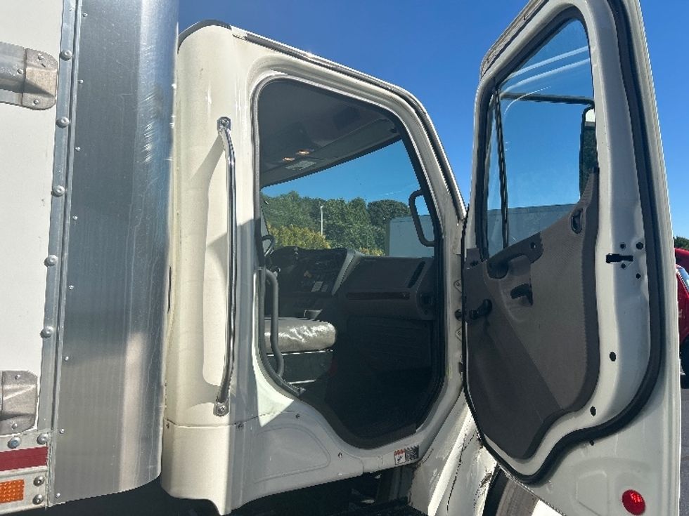 Medium Duty Box Truck-Light and Medium Duty Trucks-Freightliner-2018-M2-Kennesaw-GA-177,388\n\t\tmiles-$ 49,250 - Image 20