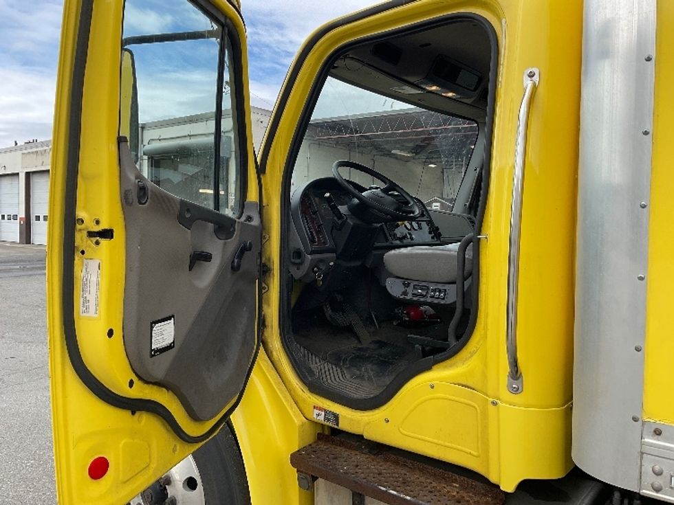Medium Duty Box Truck-Light and Medium Duty Trucks-Freightliner-2018-M2-Londonderry-NH-268,318\n\t\tmiles-$ 27,500 - Image 17