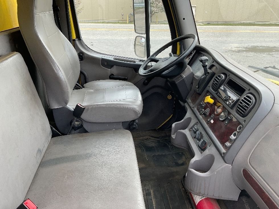 Medium Duty Box Truck-Light and Medium Duty Trucks-Freightliner-2018-M2-Londonderry-NH-268,318\n\t\tmiles-$ 27,500 - Image 22
