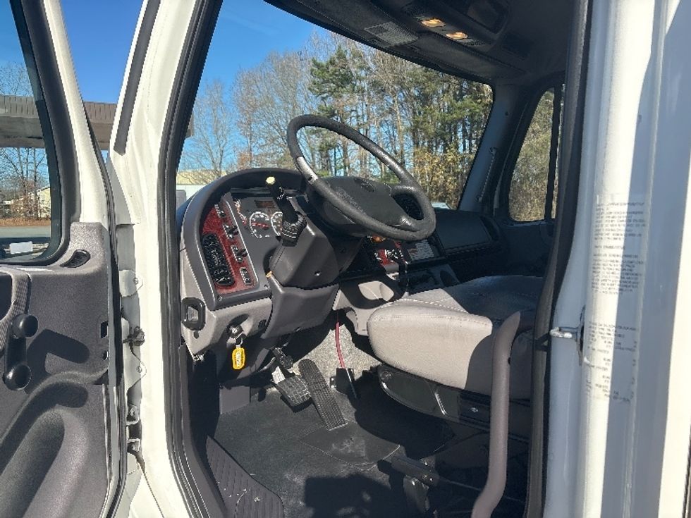 Medium Duty Box Truck-Light and Medium Duty Trucks-Freightliner-2018-M2-Mebane-NC-265,886\n\t\tmiles-$ 33,500 - Image 16