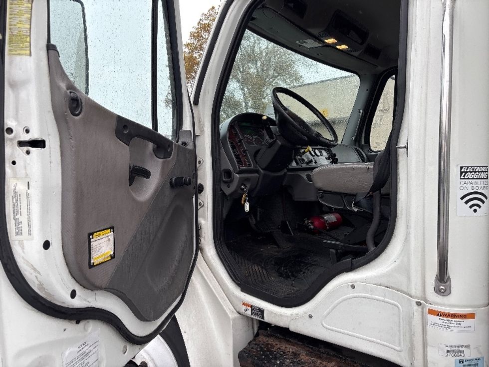 Medium Duty Box Truck-Light and Medium Duty Trucks-Freightliner-2018-M2-Middlefield-OH-255,272\n\t\tmiles-$ 33,500 - Image 16