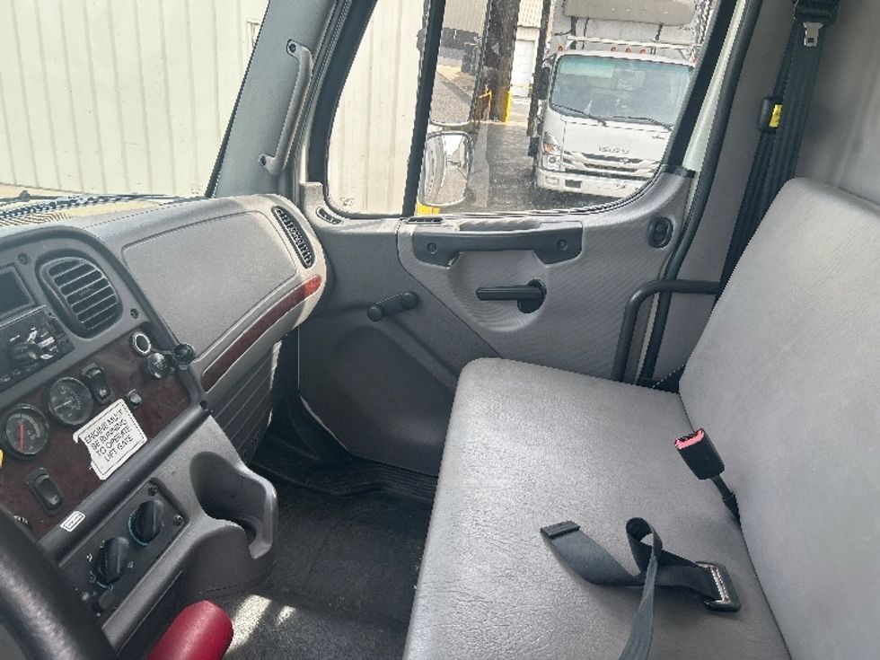 Medium Duty Box Truck-Light and Medium Duty Trucks-Freightliner-2018-M2-Milford-DE-104,378\n\t\tmiles-$ 50,750 - Image 19