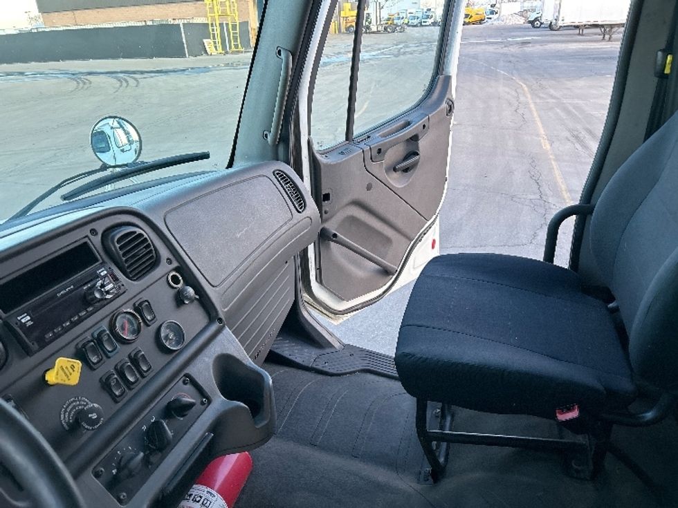 Medium Duty Box Truck-Light and Medium Duty Trucks-Freightliner-2018-M2-Mississauga-ON-255,129\n\t\tkm-$ 72,500 - Image 19