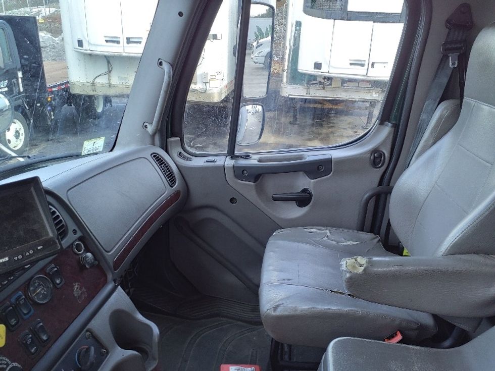 Medium Duty Box Truck-Light and Medium Duty Trucks-Freightliner-2018-M2-Norton-MA-169,750\n\t\tmiles-$ 59,750 - Image 19