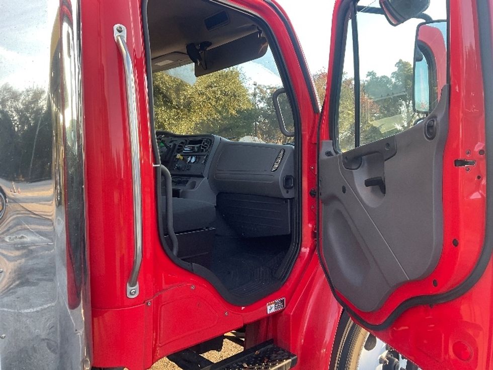 Medium Duty Box Truck-Light and Medium Duty Trucks-Freightliner-2018-M2-Tampa-FL-295,970\n\t\tmiles-$ 34,250 - Image 19