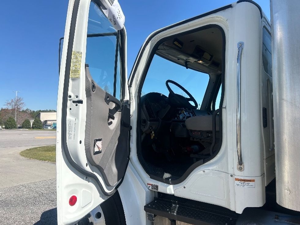 Medium Duty Box Truck-Light and Medium Duty Trucks-Freightliner-2018-M2-West Columbia-SC-315,667\n\t\tmiles-$ 31,000 - Image 16
