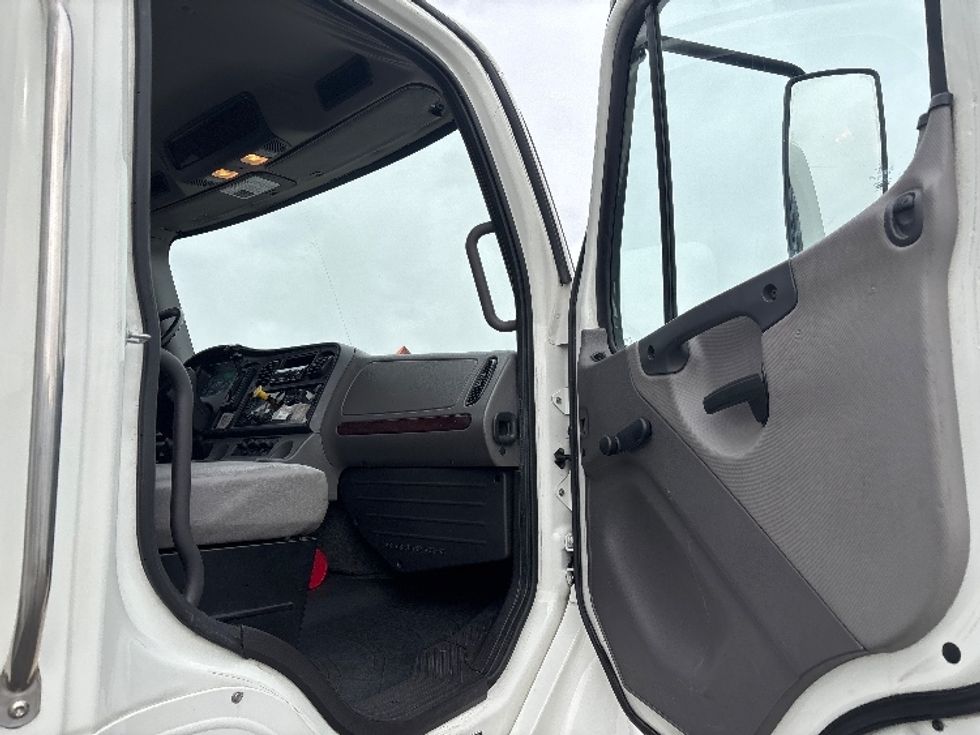 Medium Duty Box Truck-Light and Medium Duty Trucks-Freightliner-2018-M2-West Valley City-UT-206,358\n\t\tmiles-$ 44,500 - Image 20