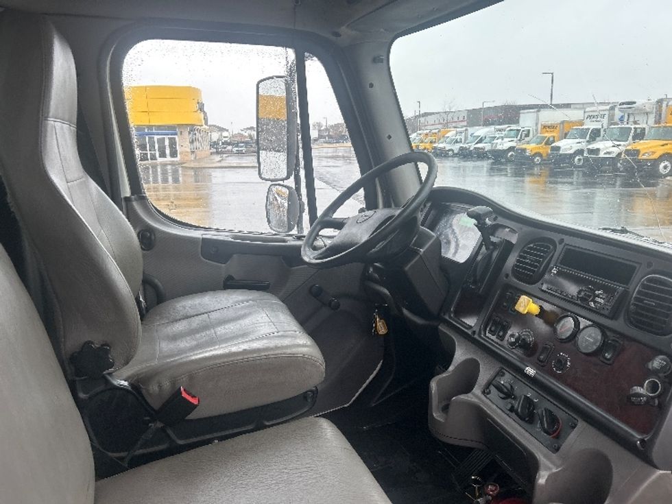 Medium Duty Box Truck-Light and Medium Duty Trucks-Freightliner-2018-M2-Windsor-WI-198,400\n\t\tmiles-$ 37,500 - Image 22