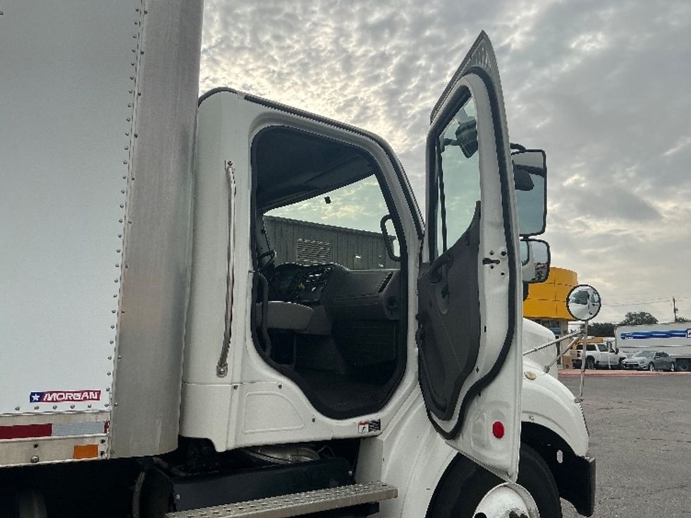 Medium Duty Box Truck-Light and Medium Duty Trucks-Freightliner-2018-M211264S-Austin-TX-242,999\n\t\tmiles-$ 75,000 - Image 20