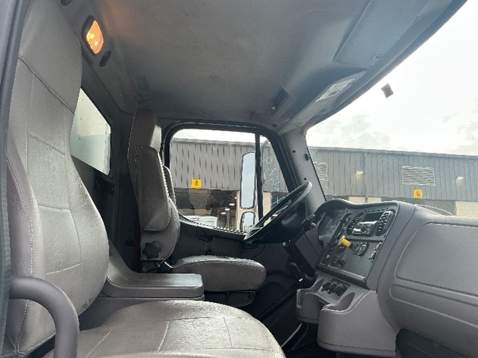 Medium Duty Box Truck-Light and Medium Duty Trucks-Freightliner-2018-M211264S-Austin-TX-242,999\n\t\tmiles-$ 75,000 - Image 22