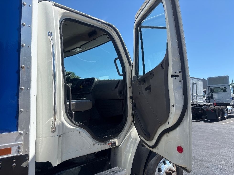Medium Duty Box Truck-Light and Medium Duty Trucks-Freightliner-2018-M211264S-Burlington-NJ-334,766\n\t\tmiles-$ 69,000 - Image 19