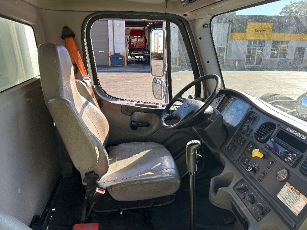 Medium Duty Box Truck-Light and Medium Duty Trucks-Freightliner-2018-M211264S-Londonderry-NH-118,845\n\t\tmiles-$ 79,250 - Image 22