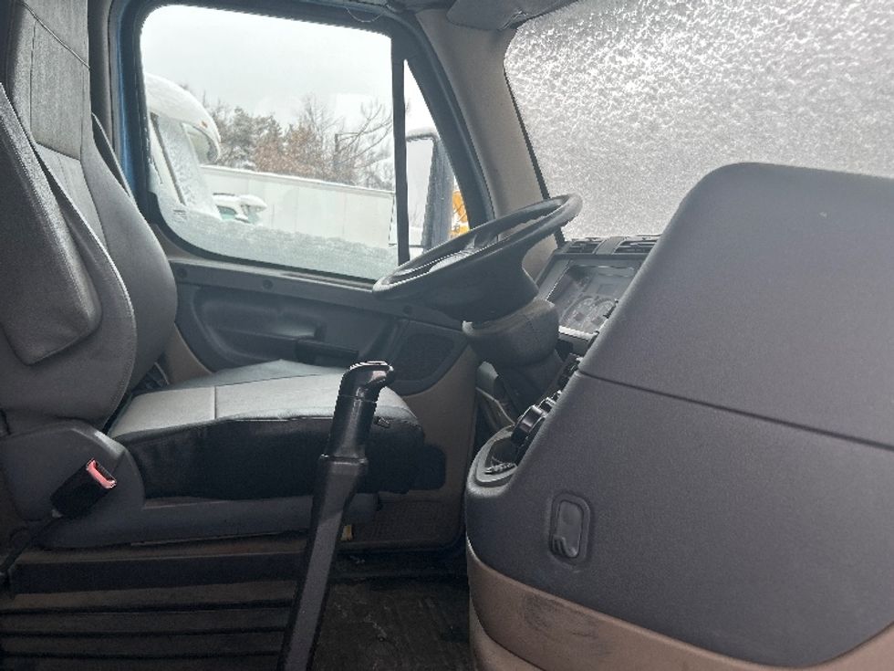 Medium Duty Box Truck-Light and Medium Duty Trucks-Freightliner-2018-X11384S-Chicopee-MA-407,260\n\t\tmiles-$ 79,750 - Image 22