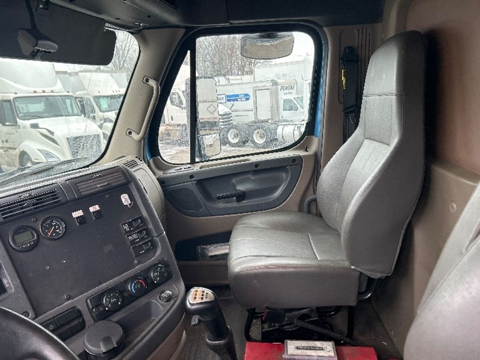 Medium Duty Box Truck-Light and Medium Duty Trucks-Freightliner-2018-X11384S-Chicopee-MA-451,117\n\t\tmiles-$ 78,000 - Image 19