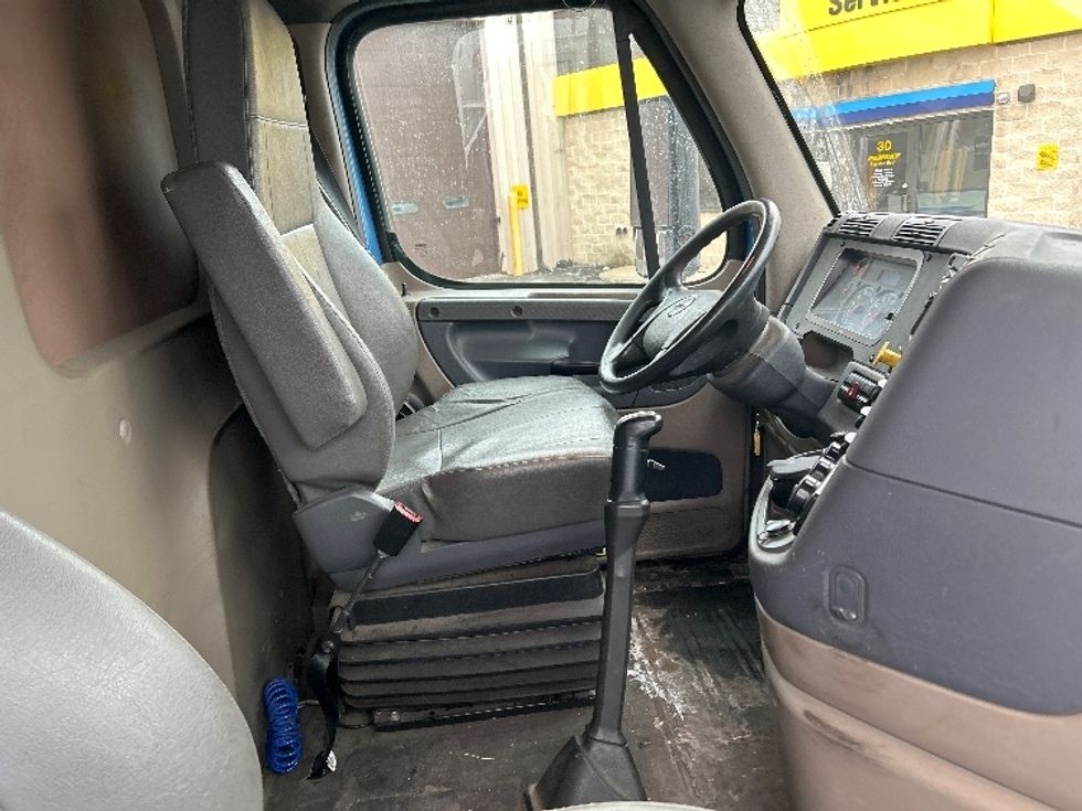 Medium Duty Box Truck-Light and Medium Duty Trucks-Freightliner-2018-X11384S-Chicopee-MA-451,117\n\t\tmiles-$ 78,000 - Image 22