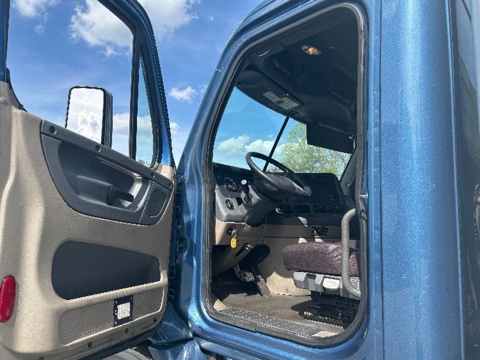 Medium Duty Box Truck-Light and Medium Duty Trucks-Freightliner-2019-Cascadia X11364S-Greensboro-NC-589,835\n\t\tmiles-$ 77,750 - Image 16