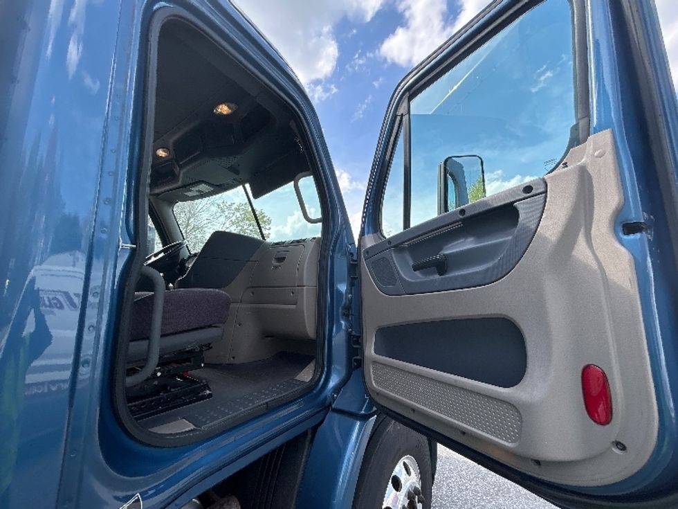 Medium Duty Box Truck-Light and Medium Duty Trucks-Freightliner-2019-Cascadia X11364S-Greensboro-NC-589,835\n\t\tmiles-$ 77,750 - Image 20