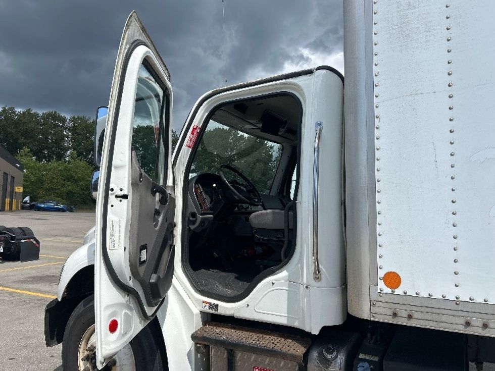 Medium Duty Box Truck-Light and Medium Duty Trucks-Freightliner-2019-M2-Abbotsford-BC-135,707\n\t\tkm-$ 59,250 - Image 15