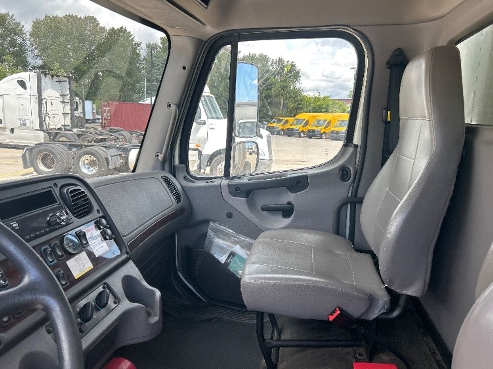 Medium Duty Box Truck-Light and Medium Duty Trucks-Freightliner-2019-M2-Abbotsford-BC-135,707\n\t\tkm-$ 59,250 - Image 18