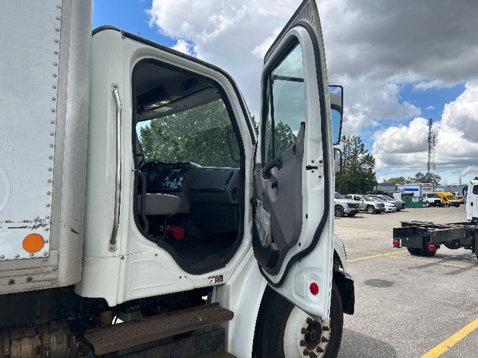 Medium Duty Box Truck-Light and Medium Duty Trucks-Freightliner-2019-M2-Abbotsford-BC-135,707\n\t\tkm-$ 59,250 - Image 19