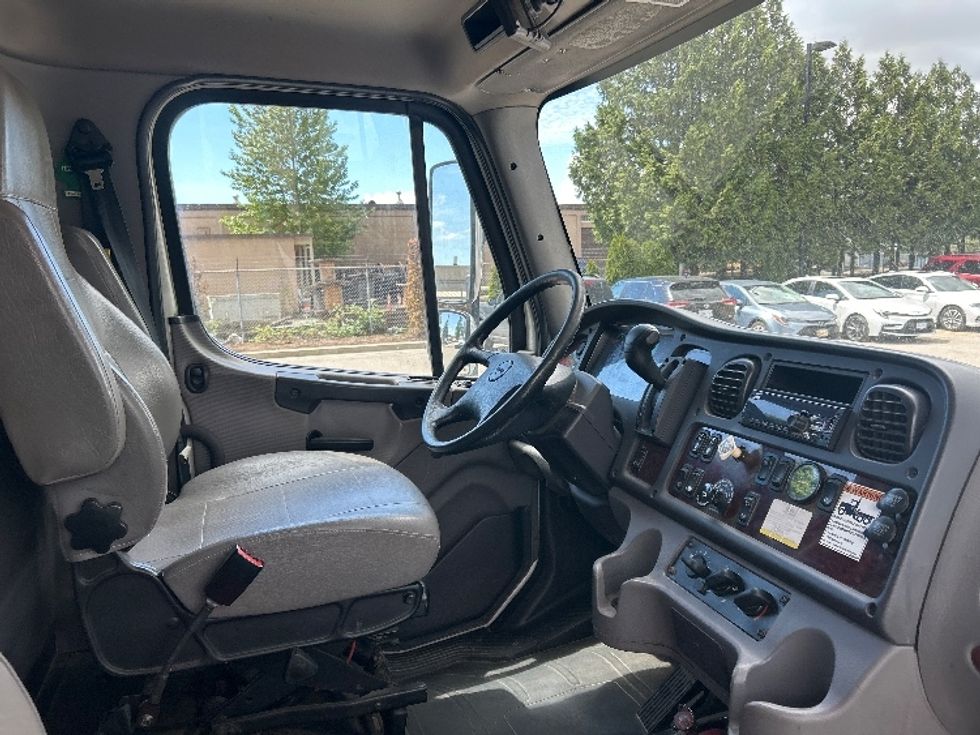 Medium Duty Box Truck-Light and Medium Duty Trucks-Freightliner-2019-M2-Abbotsford-BC-135,707\n\t\tkm-$ 59,250 - Image 21