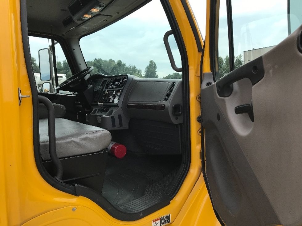 Medium Duty Box Truck-Light and Medium Duty Trucks-Freightliner-2019-M2-Abbotsford-BC-285,901\n\t\tkm-$ 58,750 - Image 20