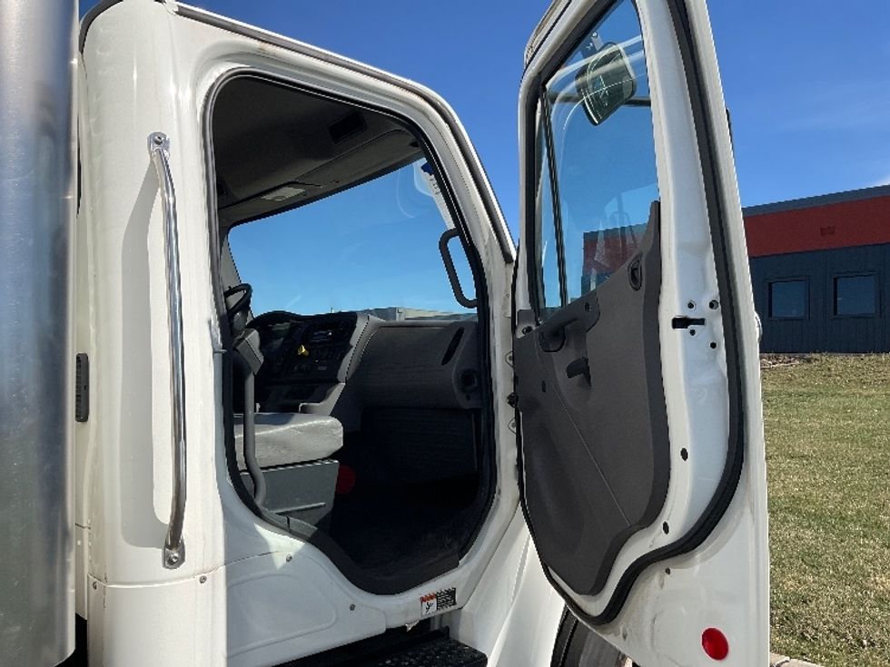 Medium Duty Box Truck-Light and Medium Duty Trucks-Freightliner-2019-M2-Akron-OH-63,915\n\t\tmiles-$ 47,750 - Image 20