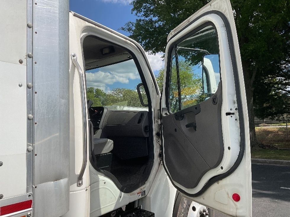 Medium Duty Box Truck-Light and Medium Duty Trucks-Freightliner-2019-M2-Alexandria-VA-192,580\n\t\tmiles-$ 44,000 - Image 18
