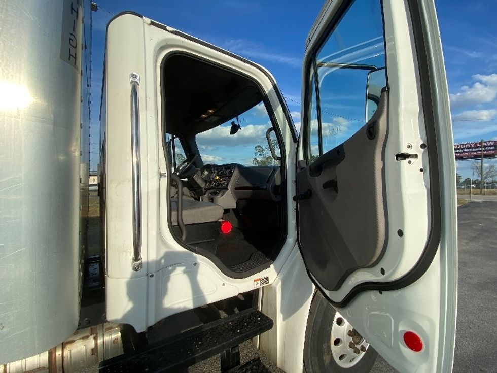 Medium Duty Box Truck-Light and Medium Duty Trucks-Freightliner-2019-M2-Apopka-FL-209,330\n\t\tmiles-$ 46,750 - Image 20