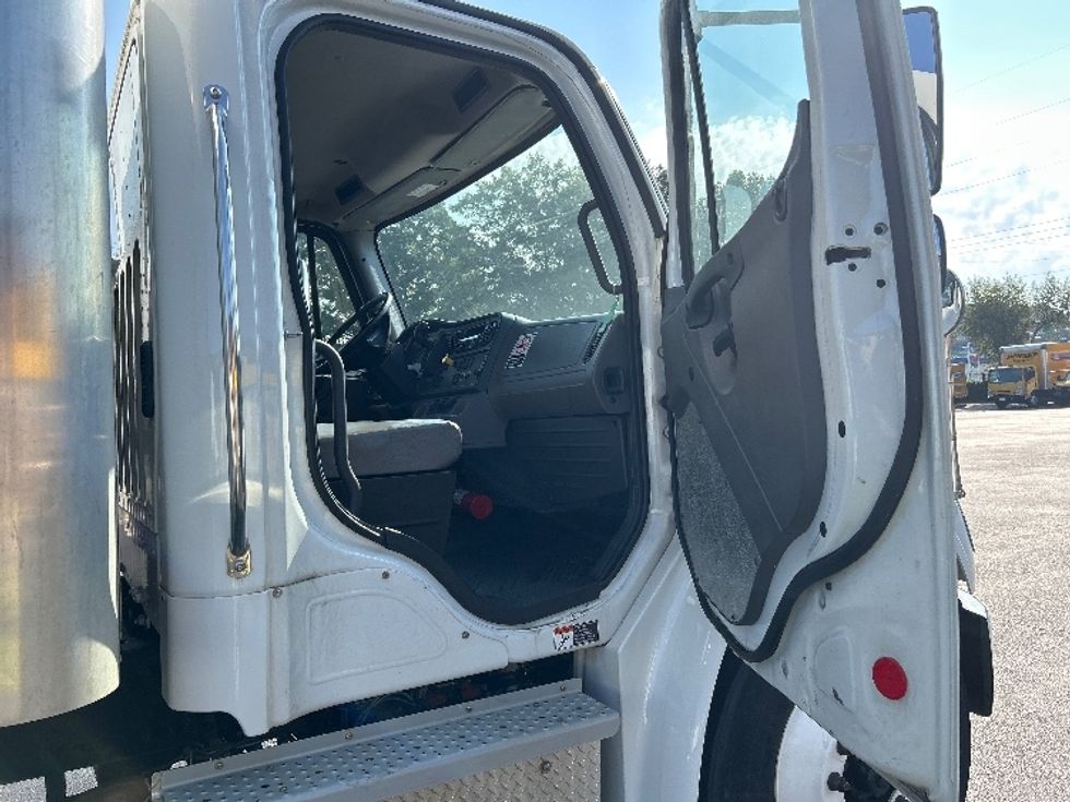 Medium Duty Box Truck-Light and Medium Duty Trucks-Freightliner-2019-M2-Atlanta-GA-147,100\n\t\tmiles-$ 55,250 - Image 20