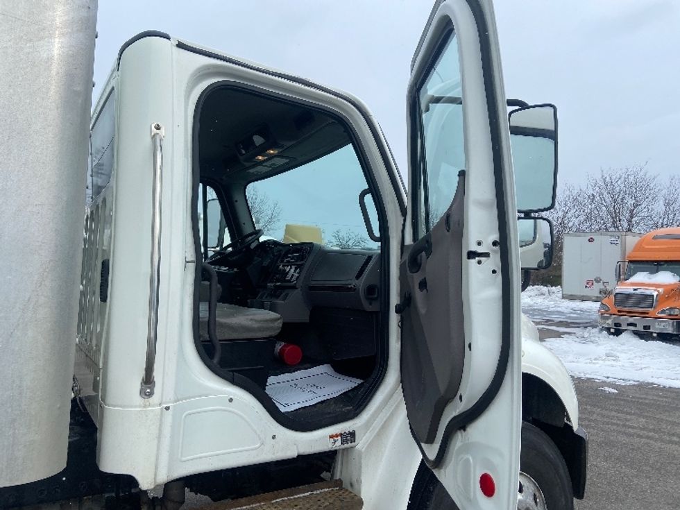 Medium Duty Box Truck-Light and Medium Duty Trucks-Freightliner-2019-M2-Brampton-ON-259,668\n\t\tkm-$ 68,250 - Image 20