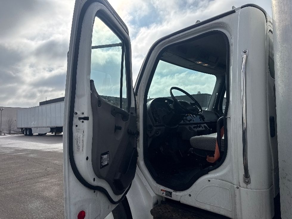 Medium Duty Box Truck-Light and Medium Duty Trucks-Freightliner-2019-M2-Brooklyn Park-MN-256,062\n\t\tmiles-$ 28,750 - Image 15