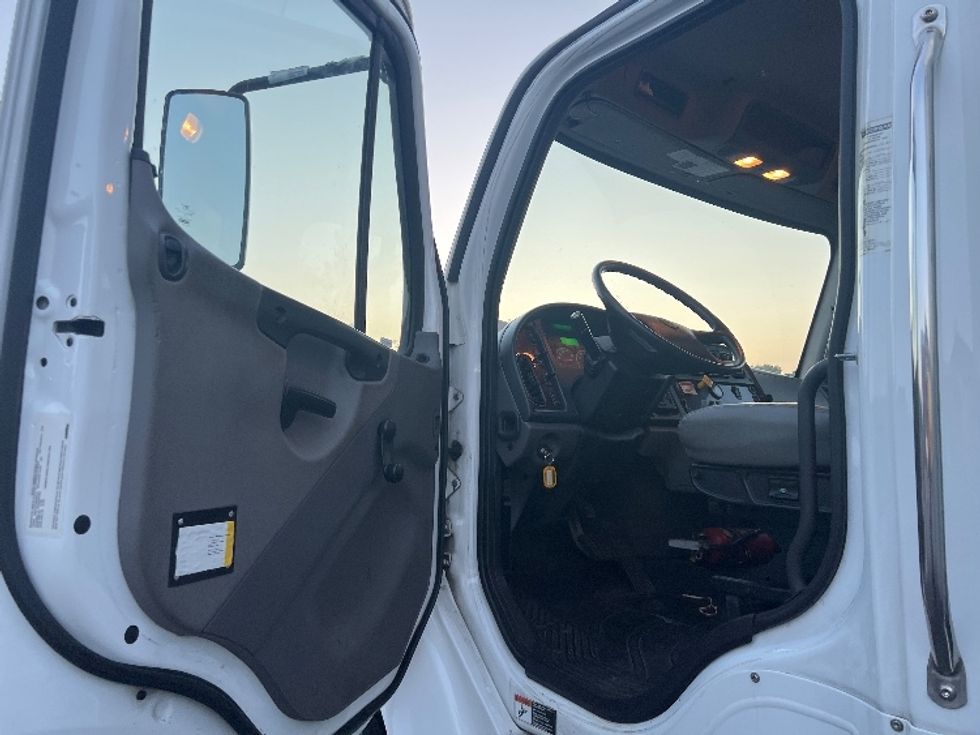 Medium Duty Box Truck-Light and Medium Duty Trucks-Freightliner-2019-M2-Burlington-NJ-211,474\n\t\tmiles-$ 34,250 - Image 16