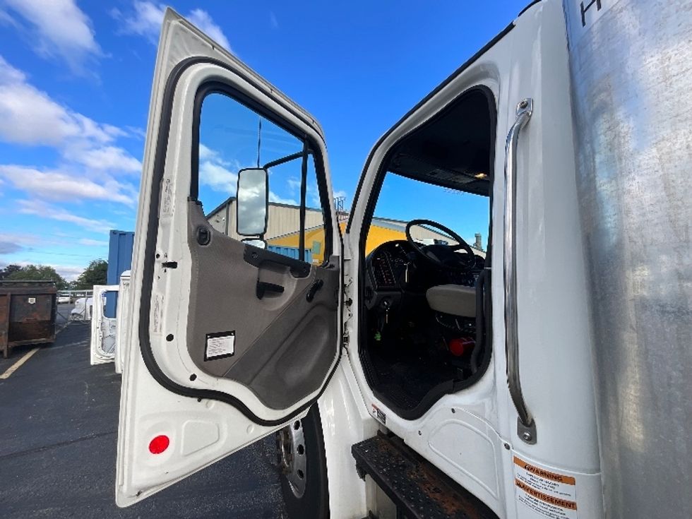 Medium Duty Box Truck-Light and Medium Duty Trucks-Freightliner-2019-M2-Burlington-ON-285,877\n\t\tkm-$ 64,750 - Image 16
