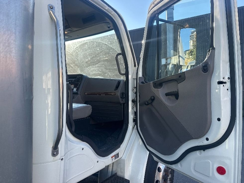 Medium Duty Box Truck-Light and Medium Duty Trucks-Freightliner-2019-M2-Burlington-ON-297,458\n\t\tkm-$ 58,000 - Image 20