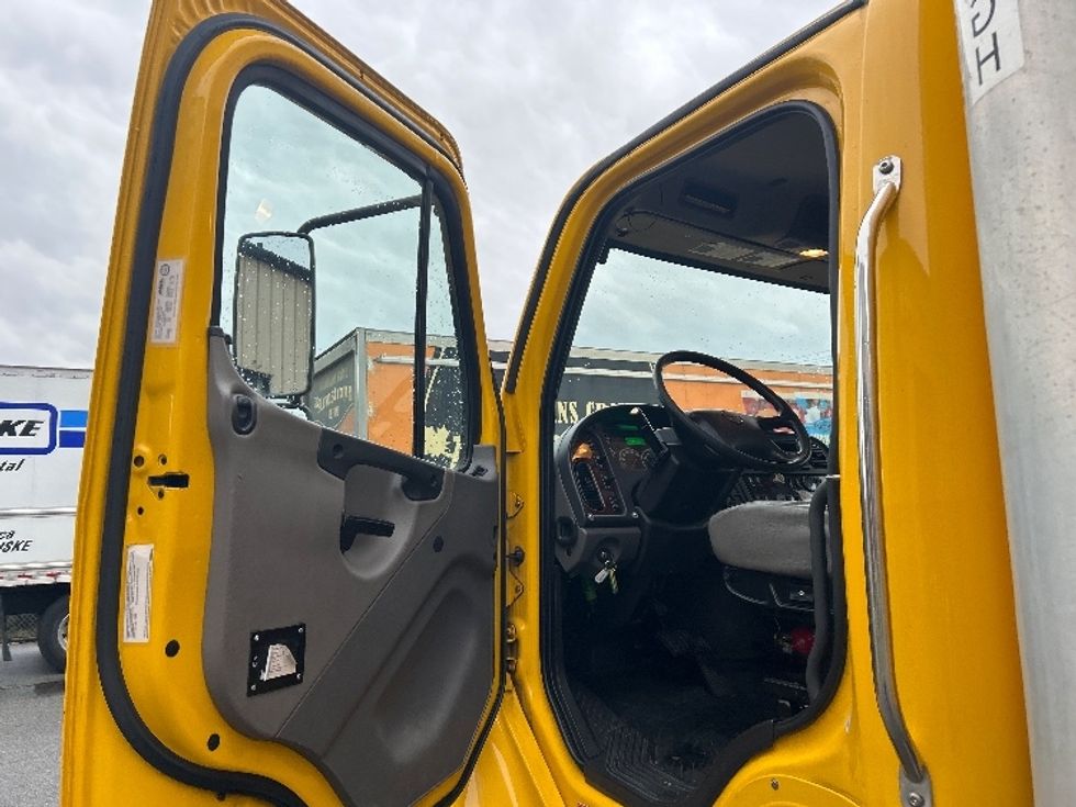 Medium Duty Box Truck-Light and Medium Duty Trucks-Freightliner-2019-M2-Burnaby-BC-160,814\n\t\tkm-$ 73,500 - Image 16