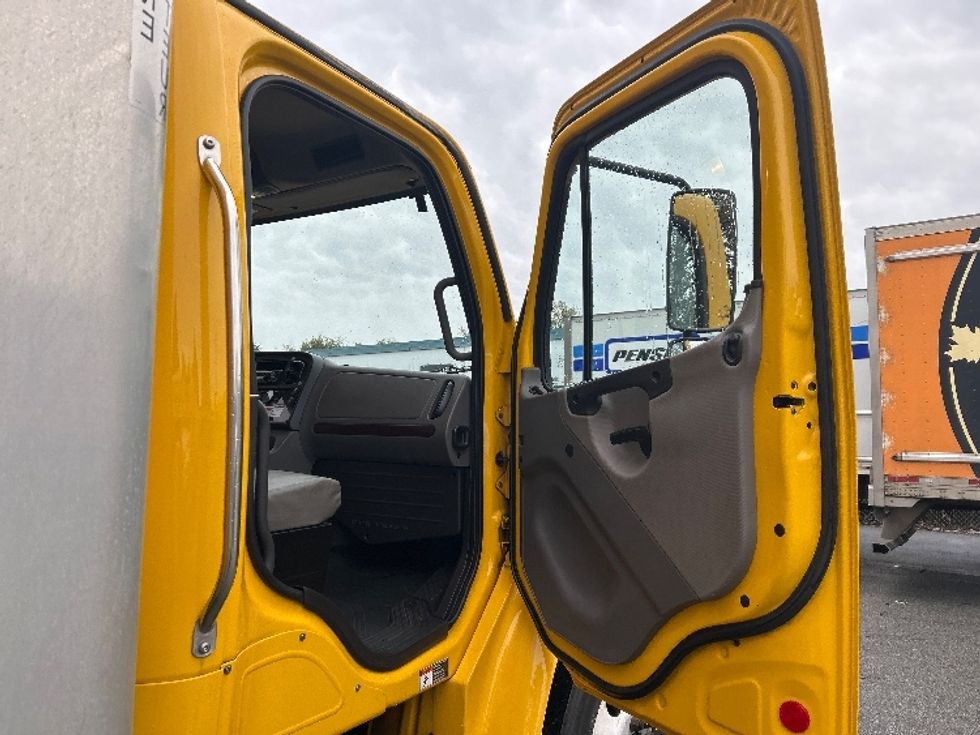 Medium Duty Box Truck-Light and Medium Duty Trucks-Freightliner-2019-M2-Burnaby-BC-160,814\n\t\tkm-$ 73,500 - Image 20