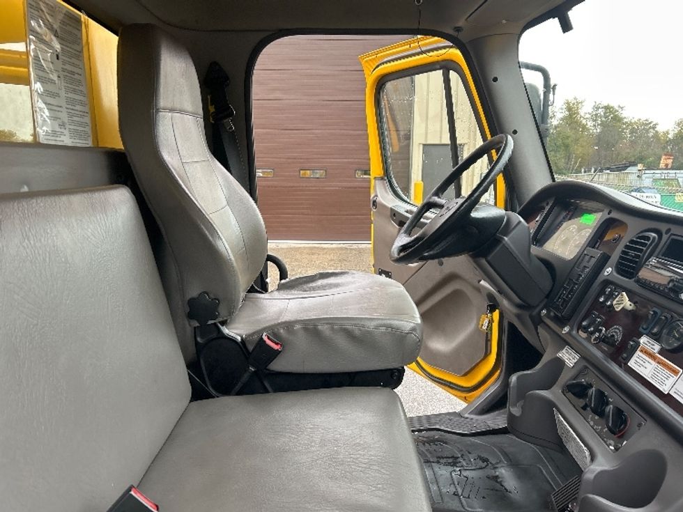 Medium Duty Box Truck-Light and Medium Duty Trucks-Freightliner-2019-M2-Burnaby-BC-160,814\n\t\tkm-$ 73,500 - Image 22