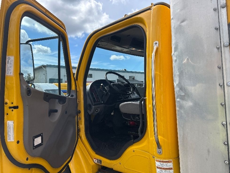 Medium Duty Box Truck-Light and Medium Duty Trucks-Freightliner-2019-M2-Burnaby-BC-185,889\n\t\tkm-$ 65,750 - Image 16