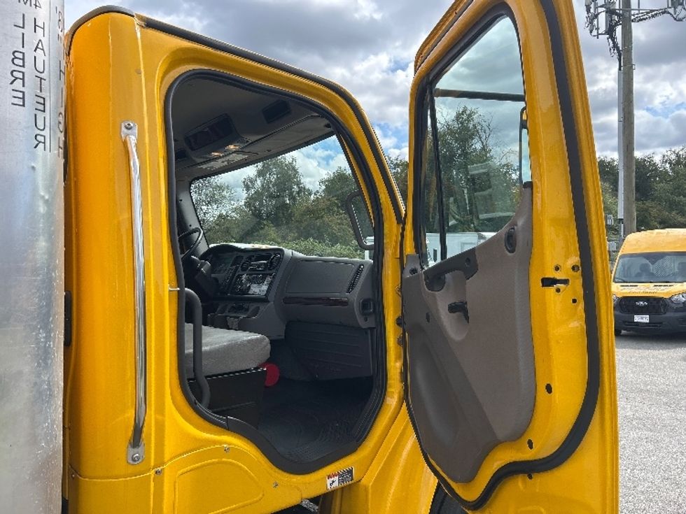 Medium Duty Box Truck-Light and Medium Duty Trucks-Freightliner-2019-M2-Burnaby-BC-185,889\n\t\tkm-$ 65,750 - Image 20