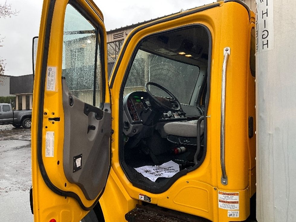Medium Duty Box Truck-Light and Medium Duty Trucks-Freightliner-2019-M2-Burnaby-BC-190,792\n\t\tkm-$ 71,500 - Image 16