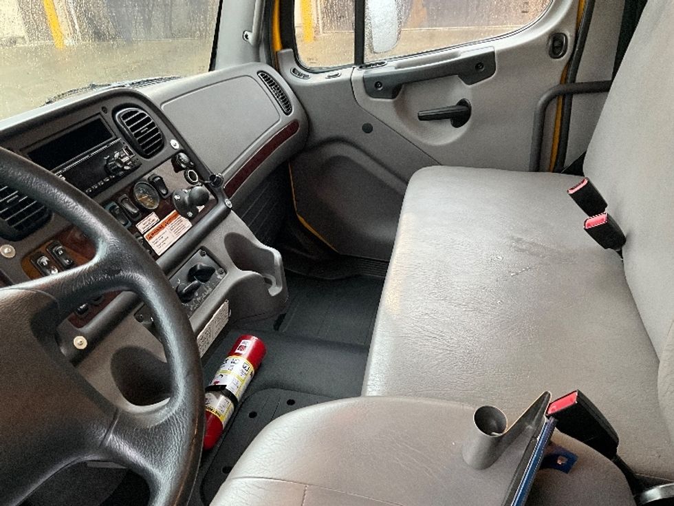 Medium Duty Box Truck-Light and Medium Duty Trucks-Freightliner-2019-M2-Burnaby-BC-190,792\n\t\tkm-$ 71,500 - Image 19