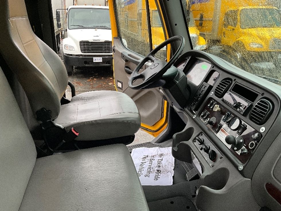 Medium Duty Box Truck-Light and Medium Duty Trucks-Freightliner-2019-M2-Burnaby-BC-190,792\n\t\tkm-$ 71,500 - Image 23