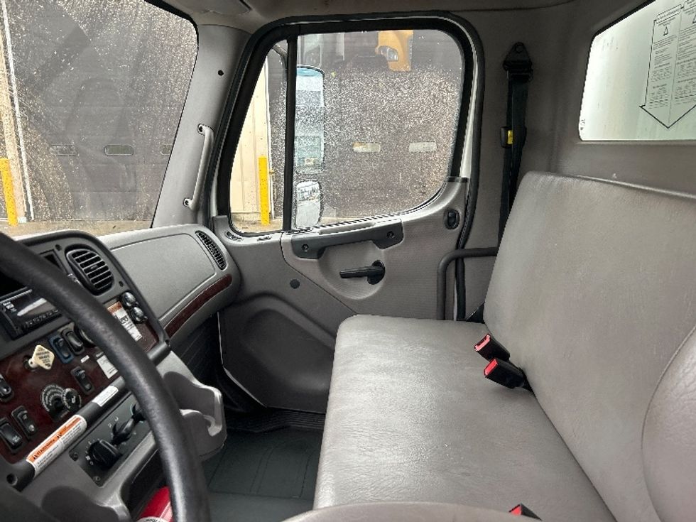 Medium Duty Box Truck-Light and Medium Duty Trucks-Freightliner-2019-M2-Burnaby-BC-228,891\n\t\tkm-$ 71,750 - Image 19