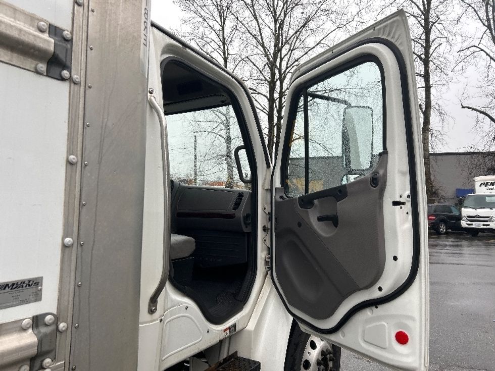 Medium Duty Box Truck-Light and Medium Duty Trucks-Freightliner-2019-M2-Burnaby-BC-228,891\n\t\tkm-$ 71,750 - Image 20
