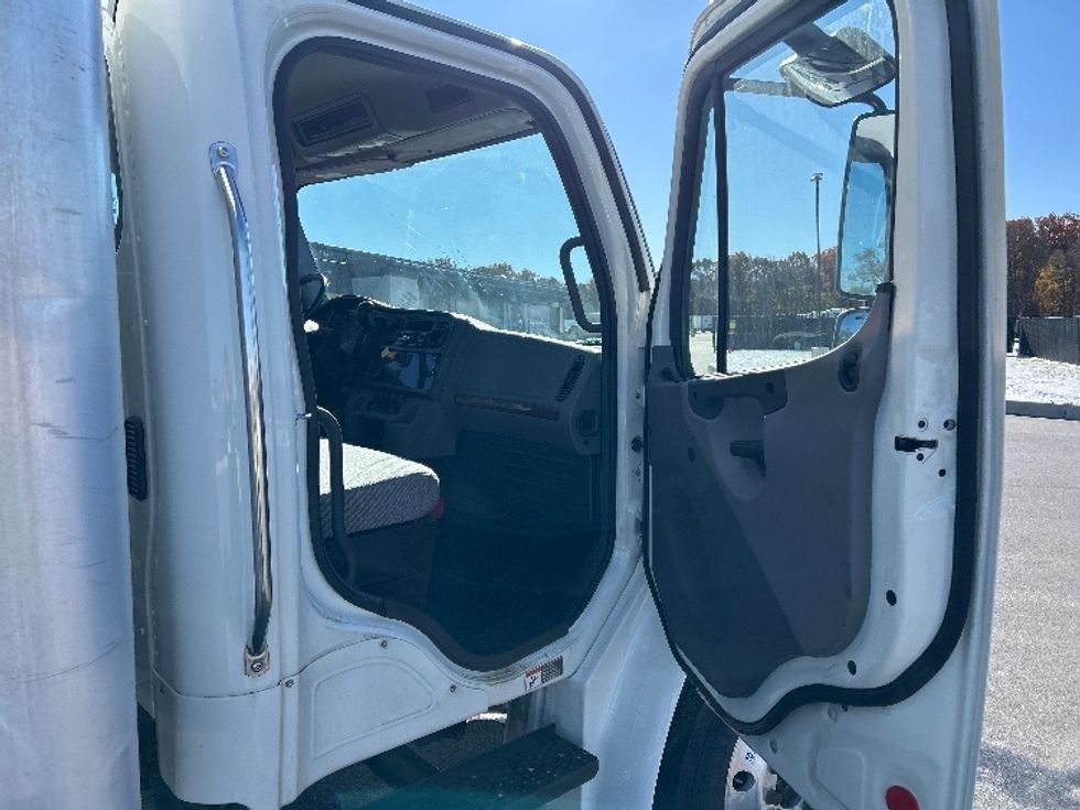 Medium Duty Box Truck-Light and Medium Duty Trucks-Freightliner-2019-M2-Byron Center-MI-104,780\n\t\tmiles-$ 53,250 - Image 19