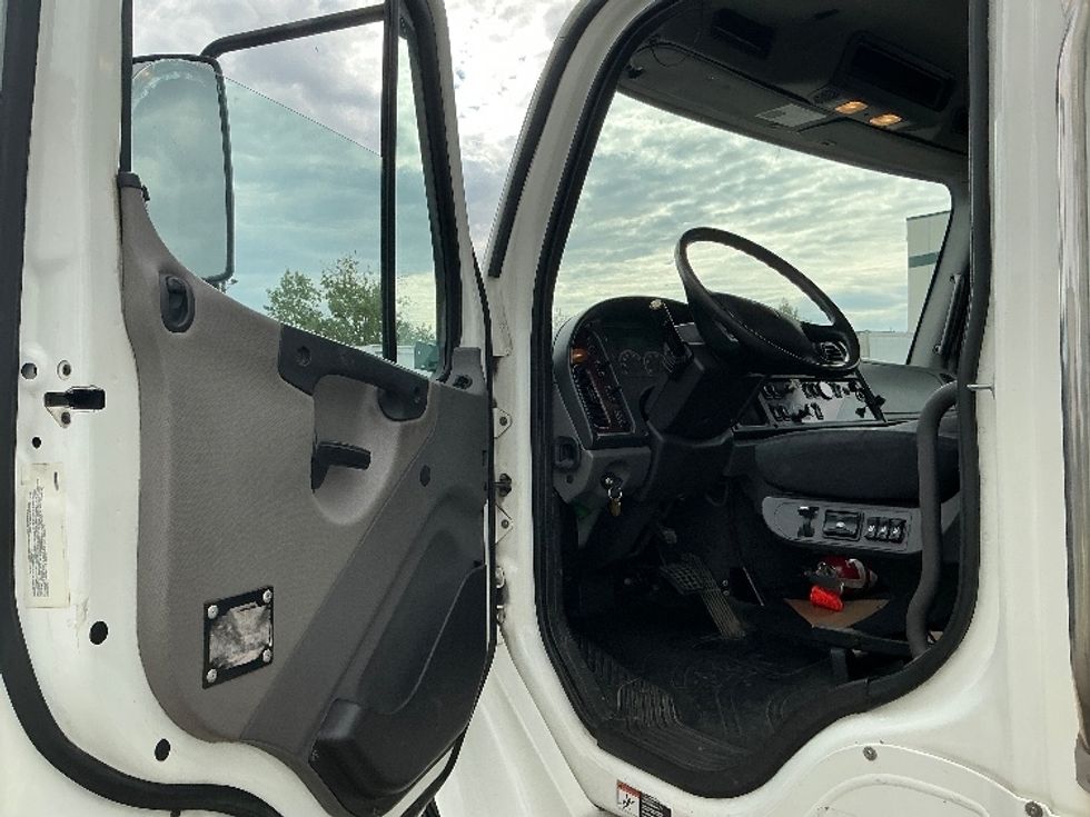 Medium Duty Box Truck-Light and Medium Duty Trucks-Freightliner-2019-M2-Calgary-AB-171,049\n\t\tkm-$ 71,750 - Image 16