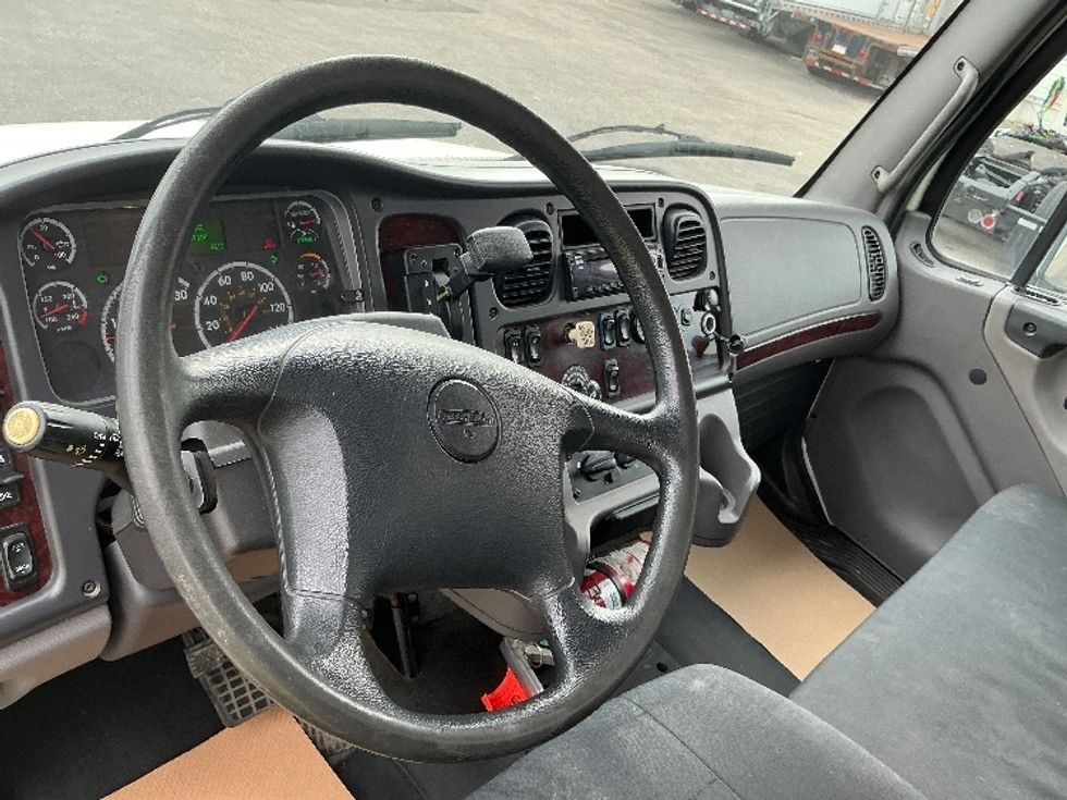 Medium Duty Box Truck-Light and Medium Duty Trucks-Freightliner-2019-M2-Calgary-AB-171,049\n\t\tkm-$ 71,750 - Image 17