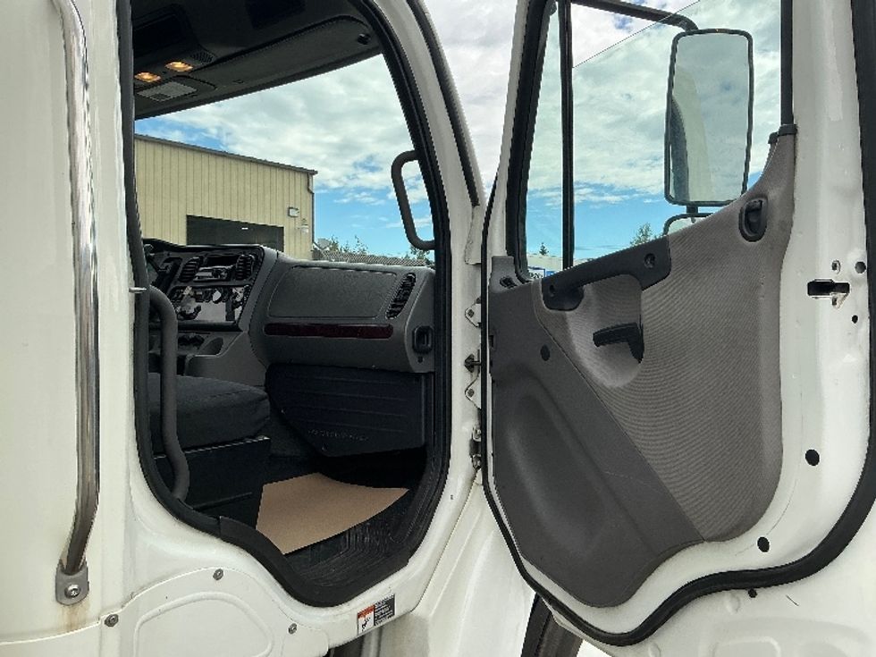 Medium Duty Box Truck-Light and Medium Duty Trucks-Freightliner-2019-M2-Calgary-AB-171,049\n\t\tkm-$ 71,750 - Image 20